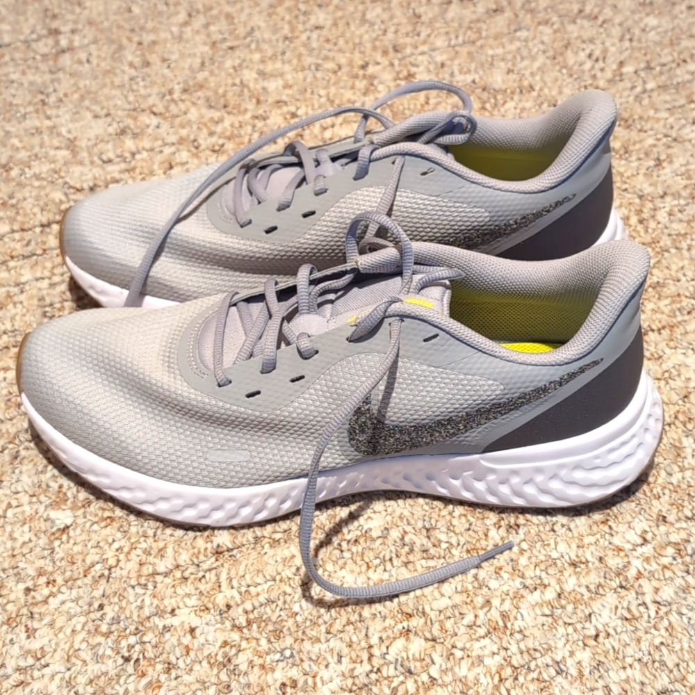 Nike Revolution